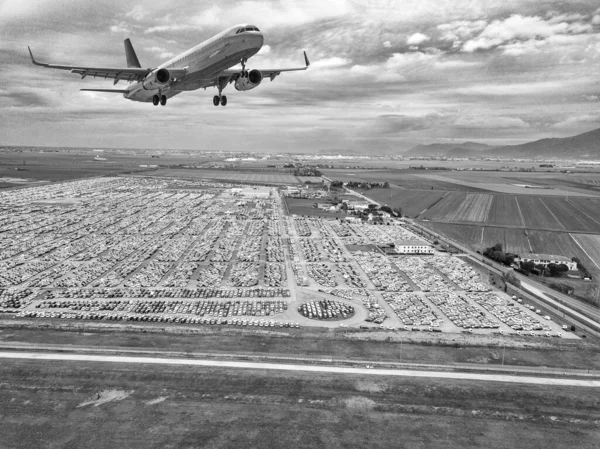 Airpalne Durante Vuelo Despegue Sobre Gran Parcking — Foto de Stock