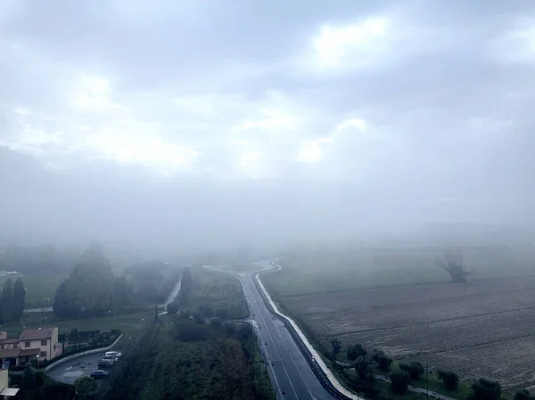 Vista Aerea Strada Nella Nebbia Toscana — Foto Stock