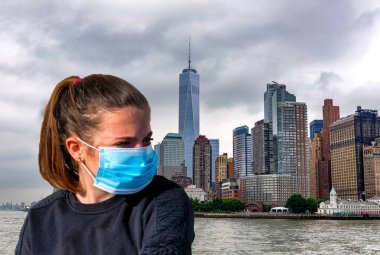 New York, Manhattan yakınlarında genç bir kız Covid-19 'a karşı maske takıyor..