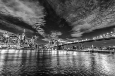 Manhattan ve Brooklyn köprüsünün silüeti, gece görüşü.