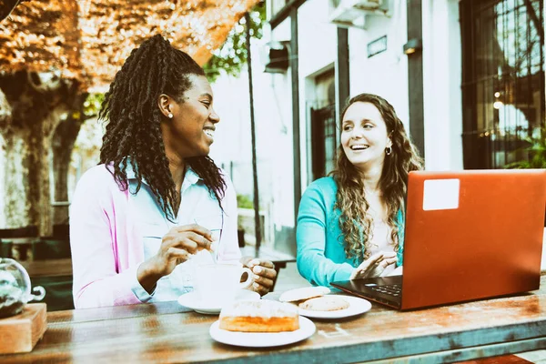 Due Giovani Donne Lavorano Computer Portatile Bevono Una Tazza Caffè — Foto Stock