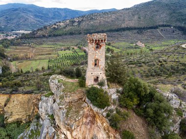 Tuscany, İtalya 'da küçük bir tepenin tepesindeki antik kule..