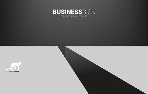 Silueta de hombre de negocios listo para correr a saltar por encima de la brecha. concepto de riesgo de desafío empresarial . — Vector de stock