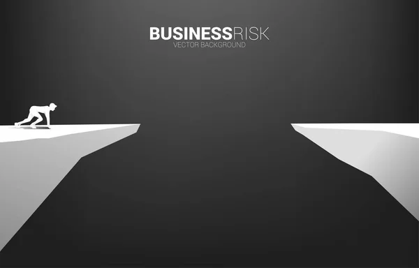 Silueta de hombre de negocios listo para correr a saltar por encima de la brecha. concepto de riesgo de desafío empresarial . — Vector de stock