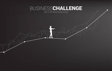 İp üzerinde yürüyen iş adamının silueti büyüme çizgisi grafiğine doğru ilerliyor. İş riski kavramı ve kariyer yolunda meydan okuma kavramı