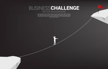 İp üzerinde yürüyen işadamının silueti Kızıl Bayrak 'a doğru yürüyor. İş riski kavramı ve kariyer yolunda meydan okuma.