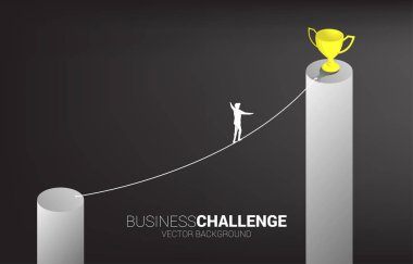 İp üzerinde yürüyen iş adamının silueti altın kupaya kadar daha yüksek bar chartında yürür. İş riski ve kariyer yolu kavramı