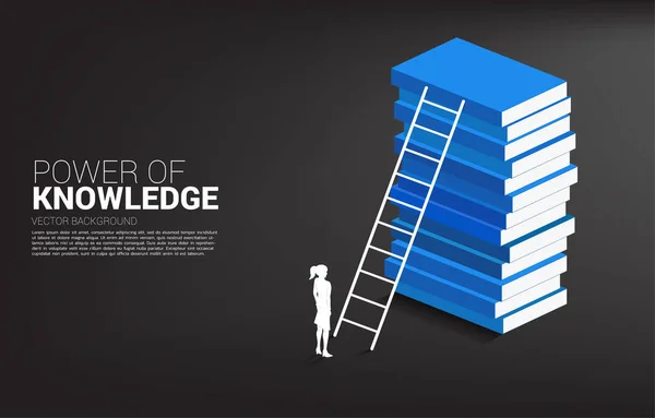 Begreppet bakgrund för makt kunskap. Silhuett av affärskvinna redo att flytta till toppen av boken stack med stege. — Stock vektor