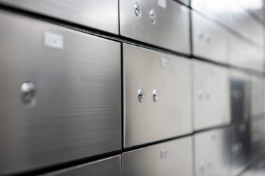 Bulanık metal kasa paneli duvarı. Başarı ve banka kavramı