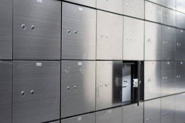 Metal kasa paneli duvarı ve açık bir tane. Başarı kavramı