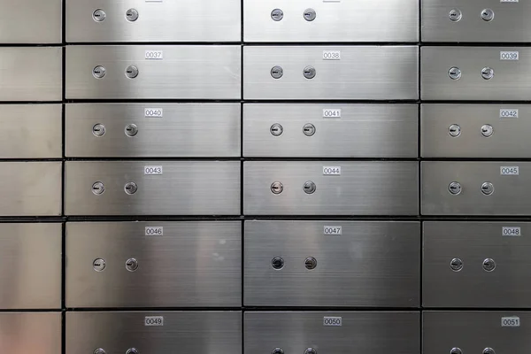 금속 안전 상자 패널 벽. 긴축 재정 과 은행 업무에 대한 개념 — 스톡 사진