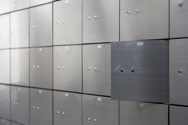 Metal kasa paneli duvarı ve açık bir tane. Başarı kavramı