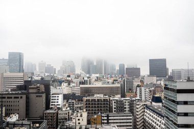 Bitcoin 'den düşen iş adamının silueti. Kripto para piyasasının çöküşü kavramı 