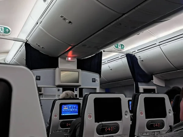 Fila de estante superior en cabina de avión comercial. Antecedentes — Foto de Stock