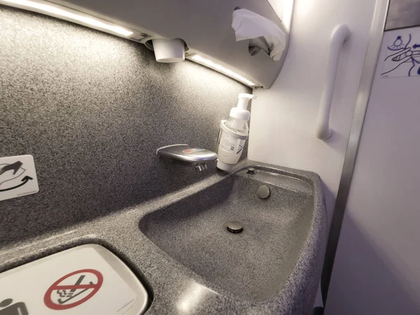 Dentro da casa de banho do avião.Pequeno espaço Dentro da toile do avião — Fotografia de Stock