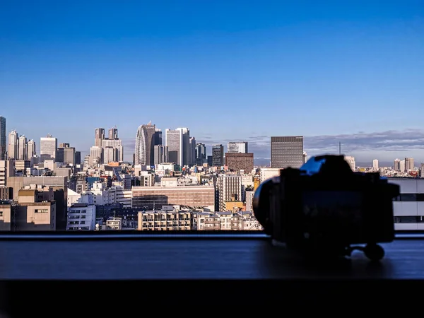 Verschwommene Kamera mit Shinjuku-Wolkenkratzer — Stockfoto