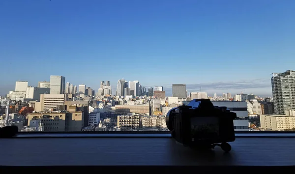 Размытая камера с небоскрёбом Синдзюку, строящегося сверху — стоковое фото