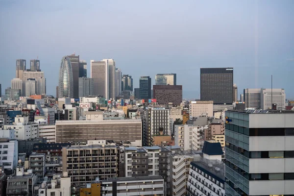 Japão / Tóquio - 30 de outubro de 2019: Shinjuku skyline bu — Fotografia de Stock