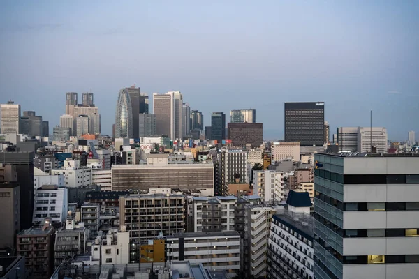 Japão / Tóquio - 30 de outubro de 2019: Shinjuku skyline bu — Fotografia de Stock