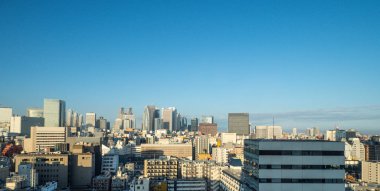 Shinjuku gökdelenli bulanık kamera.