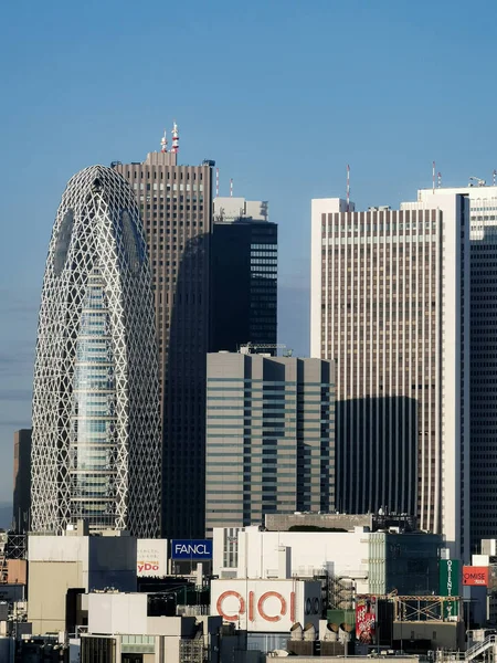 Japão / Tóquio - 30 de outubro de 2019: Shinjuku skyline bu — Fotografia de Stock
