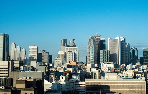 Caméra floue avec gratte-ciel Shinjuku skyline building top vie — Photo