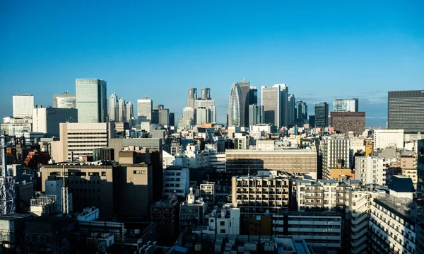 Suddig kamera med Shinjuku skyskrapa skyline byggnad topp vie — Stockfoto