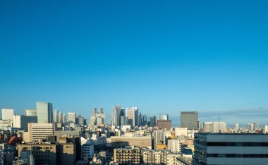 Shinjuku gökdelenli bulanık kamera.