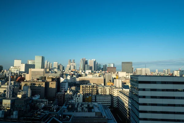 Câmera borrada com arranha-céu Shinjuku skyline edifício top vie — Fotografia de Stock