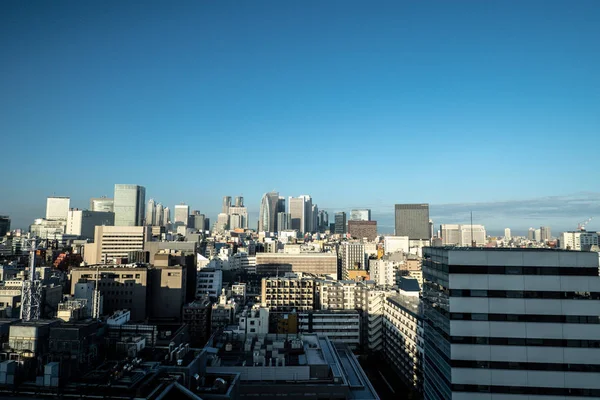 Câmera borrada com arranha-céu Shinjuku skyline edifício top vie — Fotografia de Stock