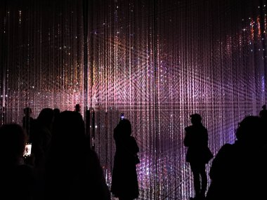 Işık sergisindeki siluet kalabalığı