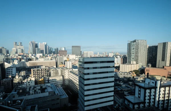 Câmera borrada com arranha-céu Shinjuku skyline edifício top vie — Fotografia de Stock
