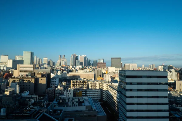 Suddig kamera med Shinjuku skyskrapa skyline byggnad topp vie — Stockfoto