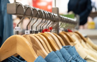 Askıdaki askıları kapatın. Moda perakende için arka plan 