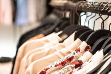 Askıdaki askıları kapatın. Moda perakende için arka plan 