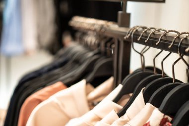Askıdaki askıları kapatın. Moda perakende için arka plan 