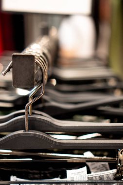 Askıdaki askıları kapatın. Moda perakende için arka plan 