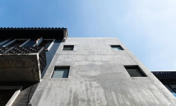 Cinza envelhecido fachada parede de cimento de concreto com céu. Loft e grunge — Fotografia de Stock