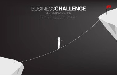 İp üzerinde yürüyen iş kadınının silueti Kızıl Bayrak 'a doğru yürüyor. İş riski kavramı ve kariyer yolunda mücadele.