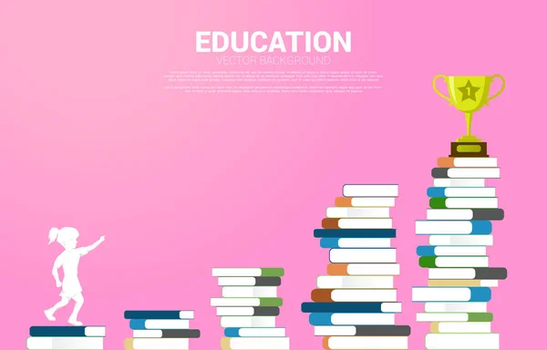 Konzept Bildung und Kinder. Silhouette eines Mädchens blickt zur Trophäe auf Bücherstapel auf. — Stockvektor