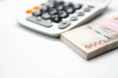 Hesap makinesini ve 1000 Tayland Banyo para banknotunu kapat. 