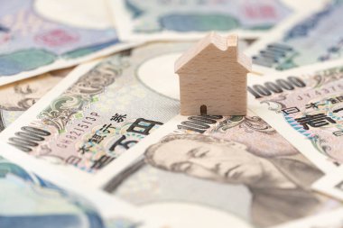 Japon para bankasındaki küçük ahşap evi kapatın.