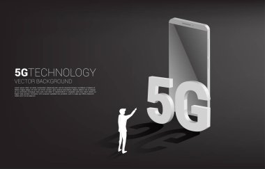 İş adamının silueti 3D izometrik 5G ve cep telefonuna dokunuyor. Cep telefonu teknolojisi ve telekomünikasyon kavramı.