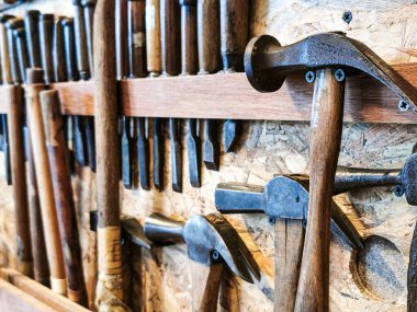 Eski marangoz aletlerini ve ekipmanlarını kapatın. Ahşap el işi ve ahşap işçilerinin alet çantası konsepti için arka plan.