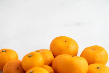 Beyaz mermer yüzeyde birden fazla turuncu. Meyve ve besin ve diyet gıdası kavramı.