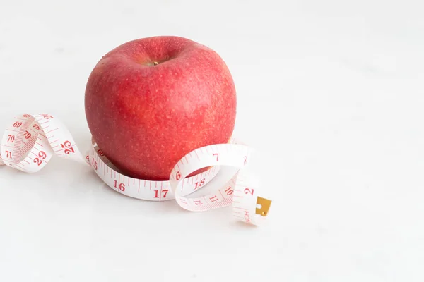 Manzana Envuelta Con Cinta Métrica Sobre Superficie Mármol Blanco Concepto —  Fotos de Stock