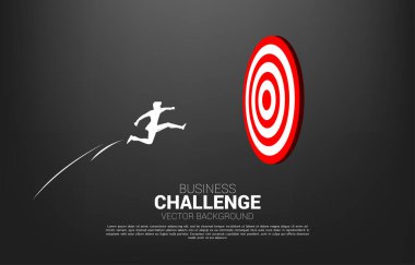 Dart tahtasının ortasına atlayan iş adamının silueti. Hedefleme ve müşteri konsepti. Başarıya giden yol..