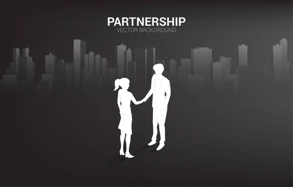 Silhouette Üzletember Üzletasszony Kézfogás Városi Háttérrel Csapatmunka Partnerség Együttműködés Fogalma — Stock Vector