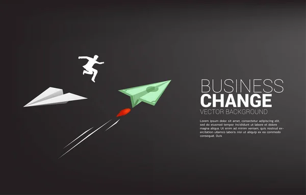 ホワイト折り紙飛行機のビジネスマンのシルエットを変更方向のための銀行券お金にジャンプします 事業方向転換の考え方 企業ビジョンミッション — ストックベクタ