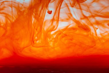 Kırmızı renkli mürekkep sıvısını kapat ve soyut arkaplan dumanı tüttür. Suda akan renk damlası.